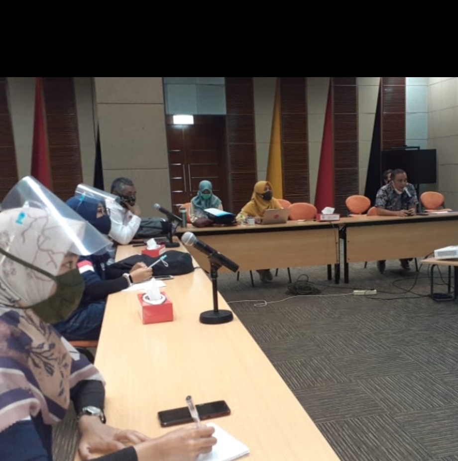 Kepala Departemen Komunikasi  dan Hukum Perusahaan PT Semen Padang Oktoweri ketika menerima peserta diklat SDM KLHK di Semen Padang, Jumat (16/10)